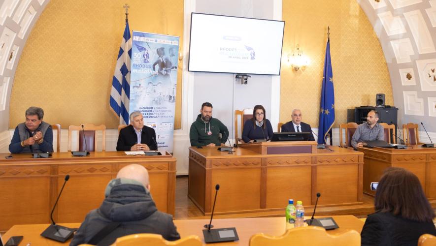 Ο Διεθνής Μαραθώνιος Ρόδου επιστρέφει με σπουδαίους πρωταθλητές, αθλητές από 60 χώρες και τη …Μαραθώνια Φλόγα!
